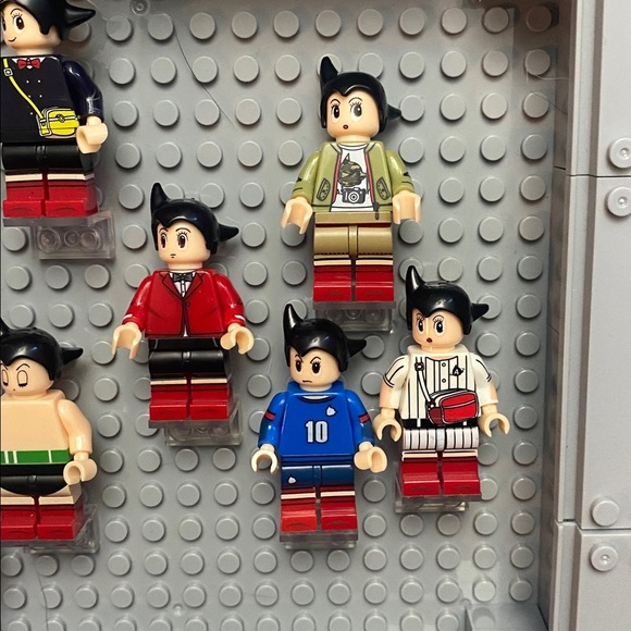 LEGO Display Shelf with Minifigures - Gray and Red - Picture 5 of 16